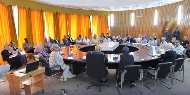 Pessoas em um workshop sentadas ao redor de uma mesa redonda