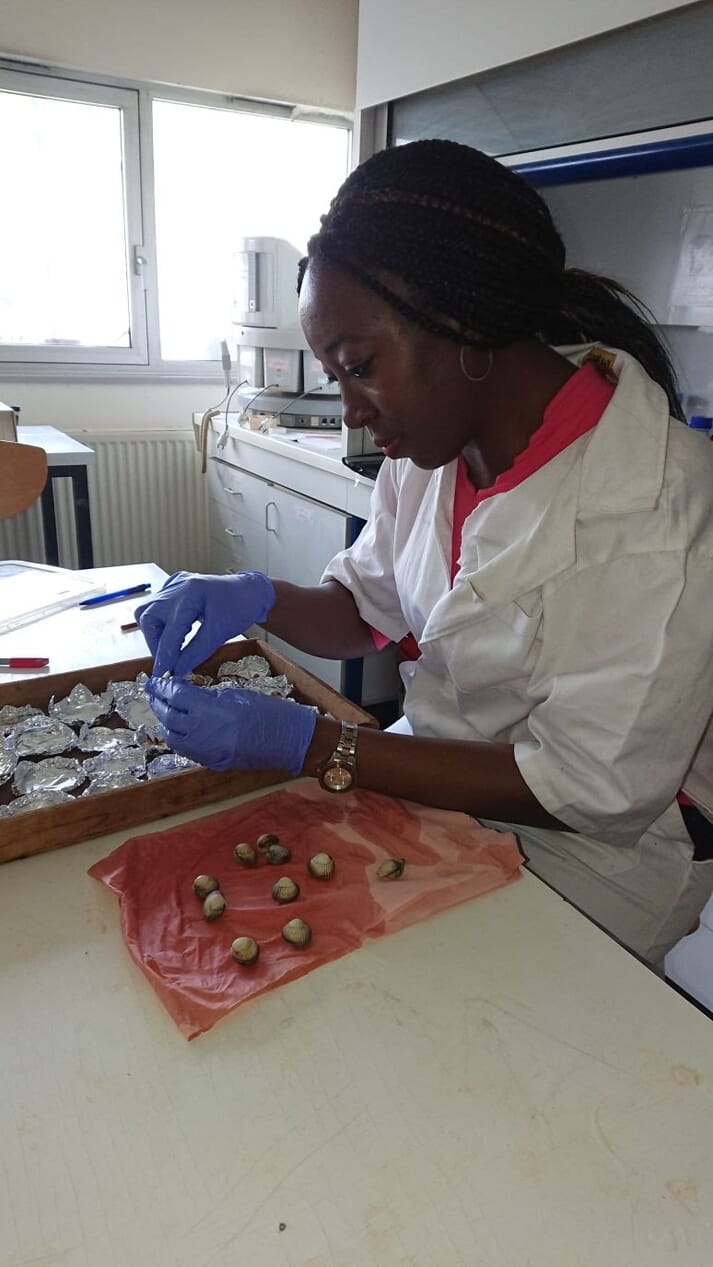 woman researching oysters in a lab