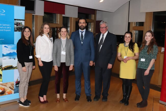 un grupo de jóvenes profesionales junto a un político.